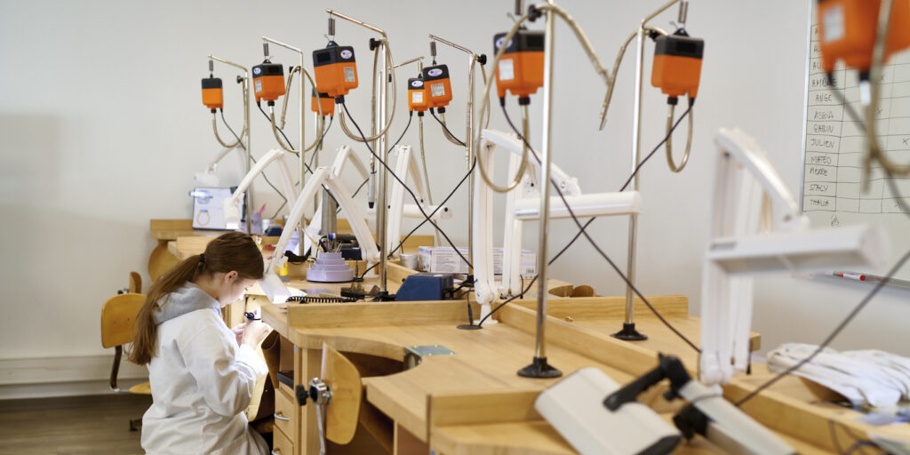 Apprentissage des finitions à l'école de bijouterie de Saint Eloi.