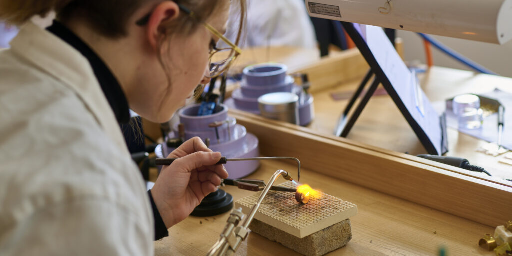 Brasure de bijoux à l'école de bijouterie Saint Eloi.